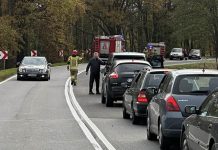 Wypadek na DK27 koło Świdnicy. Samochód wypadł z drogi