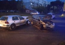 Wypadek w Zielonej Górze. Dwa samochody mocno rozbite. Dziecko zabrane do szpitala