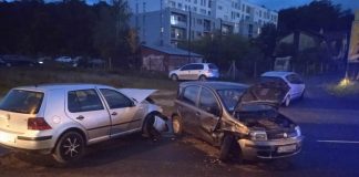 Wypadek w Zielonej Górze. Dwa samochody mocno rozbite. Dziecko zabrane do szpitala