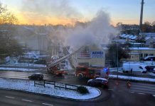 Pożar kamienicy w Zielonej Górze. Strażacy walczą z ogniem (FILM, ZDJĘCIA)