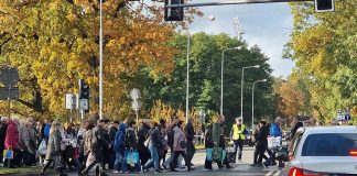 Wszystkich świętych. Sytuacja na drodze przy cmentarzu w Zielonej Górze. Relacja live