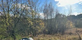 Ktoś wyrzucił śmieci na ulicy w Drzonkowie. Radny Kuchta: – Mam nadzieję, że znajdzie się sprawca (ZDJĘCIA)