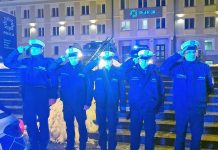 Piękny gest. Zielonogórscy policjanci oddali hołd zastrzelonym kolegom (FILM)
