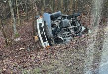 Bus wypadł z drogi i przewrócił się na „starej trójce” pod Zieloną Górą. Kierowca ukarany mandatem (ZDJĘCIA CZYTELNIKA)
