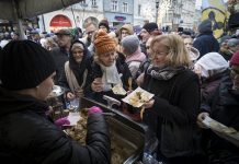 Miejska wigilia w Zielonej Górze. Setki kilogramów jedzenia i świąteczny nastrój (FILM, ZDJĘCIA)