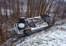 Pijani kierowca i pasażer przyjechali wyciągać opla z rowu pod Zielona Góra (FILM, ZDJĘCIA)