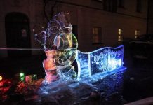 Lodowa rzeźba stanęła przy ratuszu w Zielonej Górze (ZDJĘCIA)