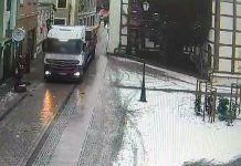 Zielona Góra. Wjechał ciężarówką na deptak i utknął. Są zniszczenia. Jechał na nawigacji