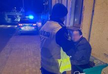 Pijany mężczyzna wtargnął pod radiowóz w Zielonej Górze. Na miejsce wezwano karetkę