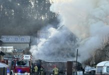 Pożar garażu i wiaty w Laskach. Kiedy straż dotarła na miejsce wszystko było w ogniu (ZDJĘCIA)