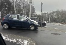 Ktoś zostawił samochód na rondzie w Zielonej Górze. Można było go zepchnąć…