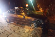 Wypadł BMW z drogi, wjechał na chodnik i uderzył w murek przy szpitalu w Zielonej Górze. Kierowca uciekł (ZDJĘCIA)