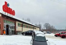 Jak on to zrobił? Wjechał do rowu pod marketem w Zielonej Górze (ZDJĘCIA CZYTELNIKA)