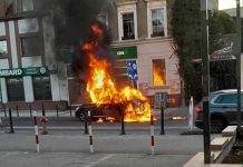 Pożar samochodu w centrum Zielonej Góry. Płonął jak pochodnia (ZDJĘCIA CZTELNIKÓW)