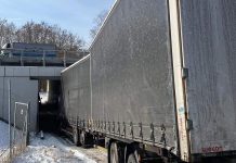 Ciężarówką nie zmieścił się pod przejazdem pod S3 w Zielonej Górze (ZDJĘCIA)