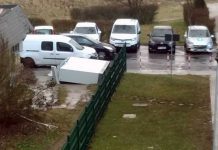 Wiatr przewrócił paczkomat w Zielonej Górze