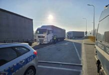 Jechali pijani ciężarówkami. Wpadli na S3. Jeden mówił, że świętował urodziny, a drugi brał leki