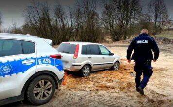 Starszy mężczyzn ugrzązł samochodem w piachu. Pomogli mu policjanci (FILM)