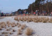 Rolnicy zablokowali rondo w Nowogrodzie Bobrzańskim. Jeżdżą w kółko