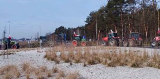 Rolnicy zablokowali rondo w Nowogrodzie Bobrzańskim. Jeżdżą w kółko