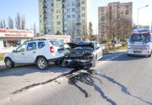 Zielona Góra. Kierująca audi mogła pozabijać ludzi. Ścięła słup sygnalizacji świetlnej, znaki i drzewo na koniec taranując dacię (ZDJĘCIA)