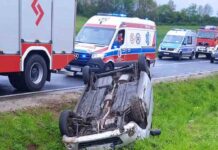 Opel dachował na drodze pod Zieloną Górą