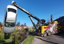 Audi wypadło z drogi na posesję. Kierowca uciekł. Szuka go zielonogórska policja (ZDJĘCIA)