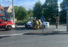 Poważny wypadek w Zielonej Górze. Bolt uderzył w słup. Kierowca nieprzytomny, pasażer ranny (ZDJĘCIA)