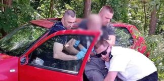 Samochód uderzył w drzewo. Dramatyczna akcja ratunkowa (ZDJĘCIA)