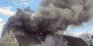 Płonie dom w Cieszowie koło Nowogrodu Bobrzańskiego. Widać ogień i gęsty dym