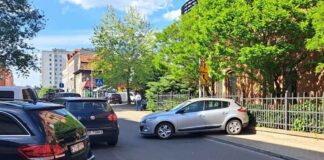 Zielona Góra. Zaparkowany samochód stoczył się uderzając w ogrodzenie