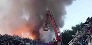 Pożar złomowiska wraków samochodów w Tomaszowie. Z ogniem walczy 100 strażaków