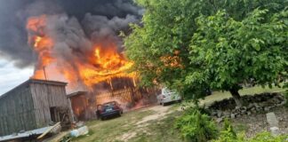Wszystko było w ogniu. Spłonęły zabudowania i trzy samochody (ZDJĘCIA)