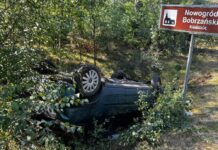 Kierowca oplem dachował koło Nowogrodu Bobrzańskiego. Szuka go zielonogórska policja (ZDJĘCIA)