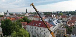 Zielona Góra. Montaż pomnika upamiętniającego Rzeź Wołyńską (ZDJĘCIA)