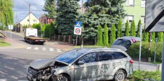 Niebezpieczna kraksa. Fordem rozbił zaparkowane BMW. Nie ma prawa jazdy (ZDJĘCIA)