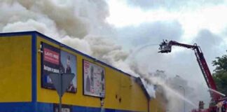 Pożar marketu Mrówka w Żaganiu. Dym widać z wielu kilometrów (FILM)