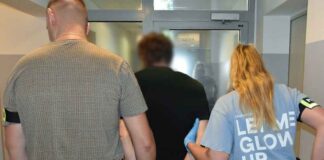 Bandzior po kradzieży rozbójniczej szarpał się z policjantami (FILM)