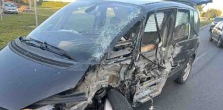 Kierujący renault rozpruł bok uderzając w ciężarowego mercedesa