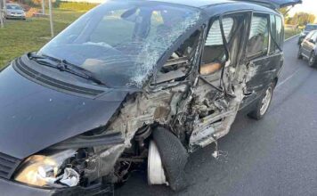 Kierujący renault rozpruł bok uderzając w ciężarowego mercedesa