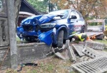 Skasował BMW rozbijając ogrodzenie cmentarza w Zielonej Górze (ZDJĘCIA)