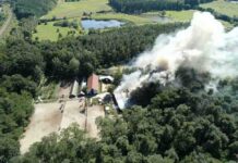 Pożar stajni w Zielonej Górze. Trwa dogaszanie (FILM Z DRONA, ZDJĘCIA CZYTELNIKA)