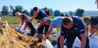 Zielonogórscy policjanci są na wałach. Pomagają przy napełnianiu worków piaskiem