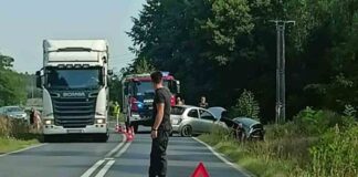 Zderzenie nissana i mercedesa koło Czerwieńska (ZDJĘCIA CZYTELNIKA)