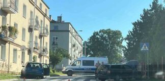 Zielona Góra. Fordem z dużą siłą uderzył w volkswagena i wpadł na lampę (ZDJĘCIE CZYTELNIKA)