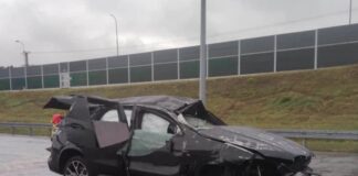 Samochód komendanta głównego policji dachował na autostradzie