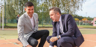 Zielona Góra. Na tym szkolnym boisku są dziury, ale wkrótce będzie piękna nowa nawierzchnia