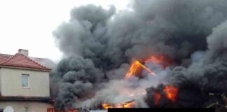 Pożar warsztatu samochodowego przy domu w Nowogrodzie Bobrzańskim. Ludzie ewakuowani