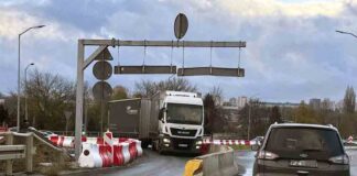 Zielona Góra. Ciężarówką wjechał na wiadukt Zjednoczenia i zablokował przejazd (ZDJĘCIE CZYTELNIKA)