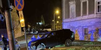 Zielona Góra. Kierujący zawisł land roverem na schodach i uciekł (ZDJĘCIA)